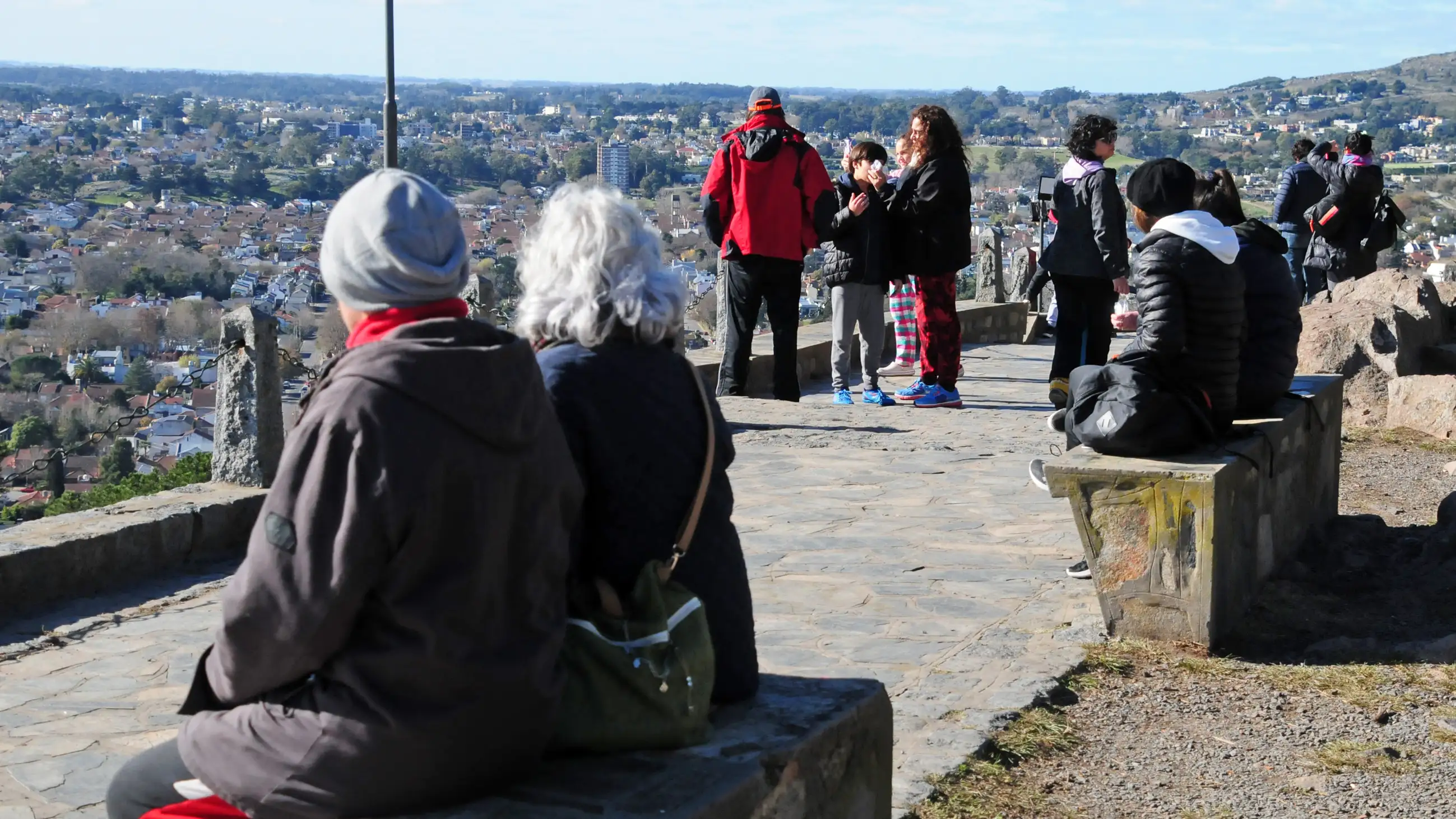 Vecinos y turistas disfrutando en la cima del Parque Independencia.
