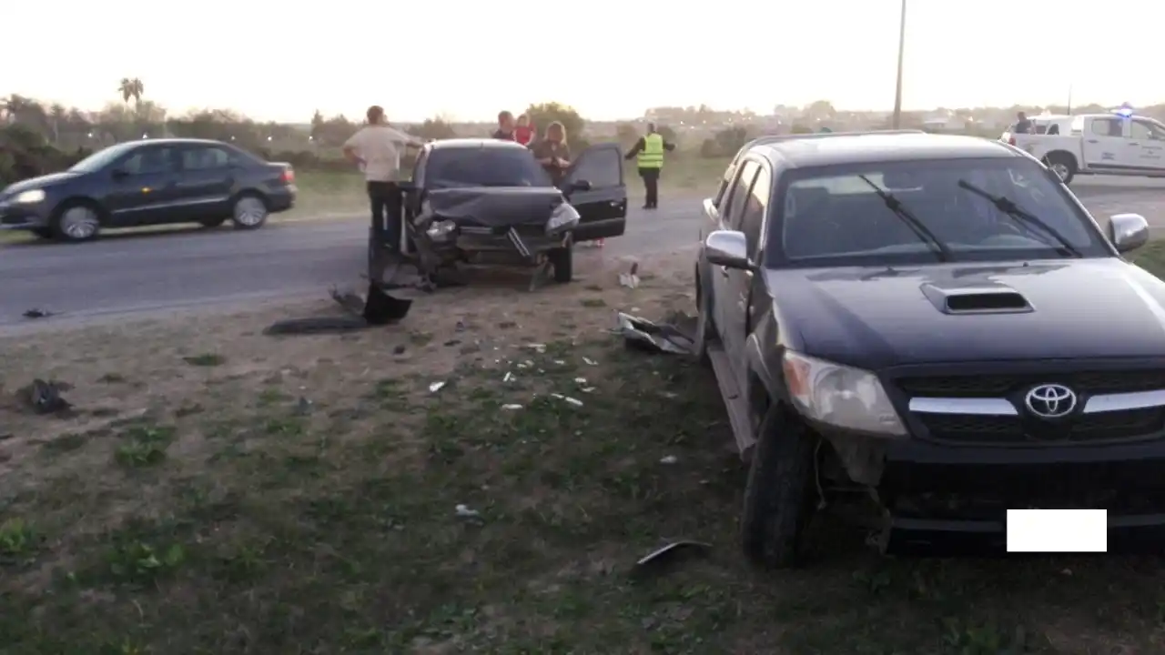 Dos vehículos chocaron de frente en acceso Los Constituyentes