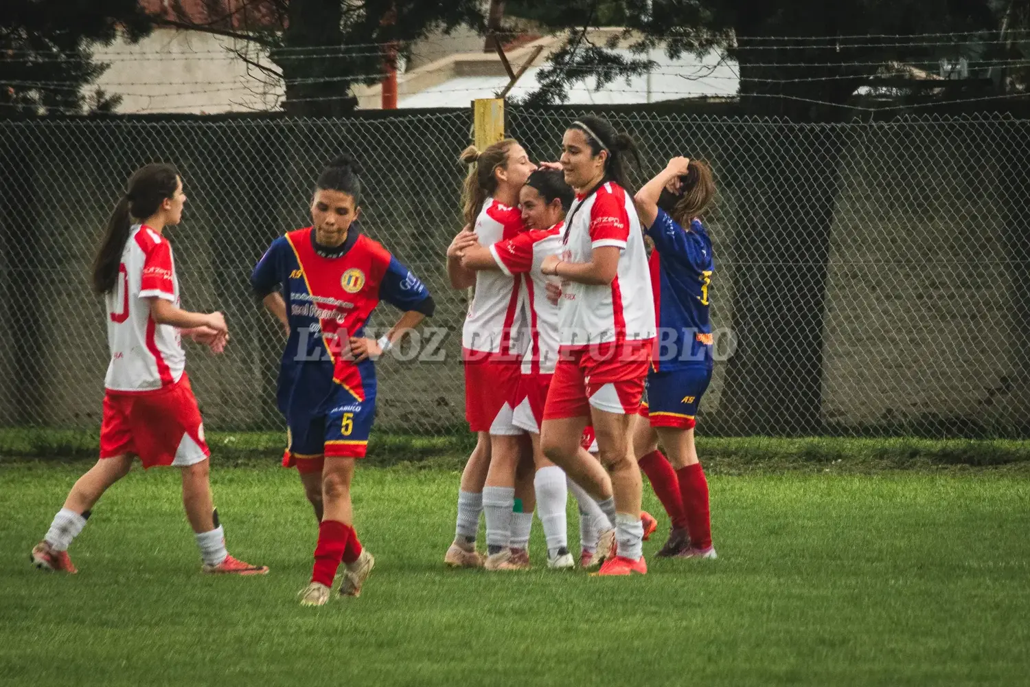 Las jugadoras del Globo festejan el primer tanto del partido convertido por Ludmila Iannibelli