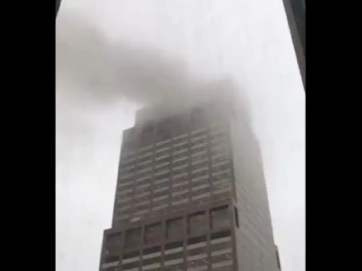 Un helicóptero chocó contra un edificio en Nueva York: una persona murió