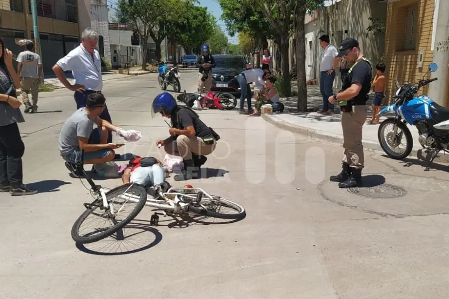 En pleno mediodía una ciclista tuvo que ser hospitalizada tras chocar contra una moto