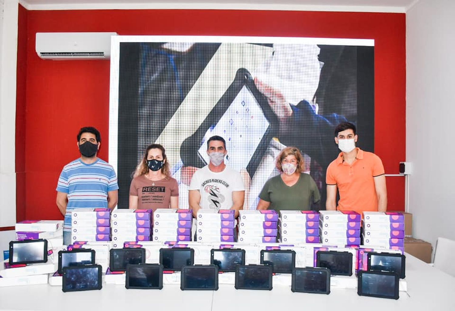 Conectar Igualdad en Castelli: Entregan 300 tablets a estudiantes