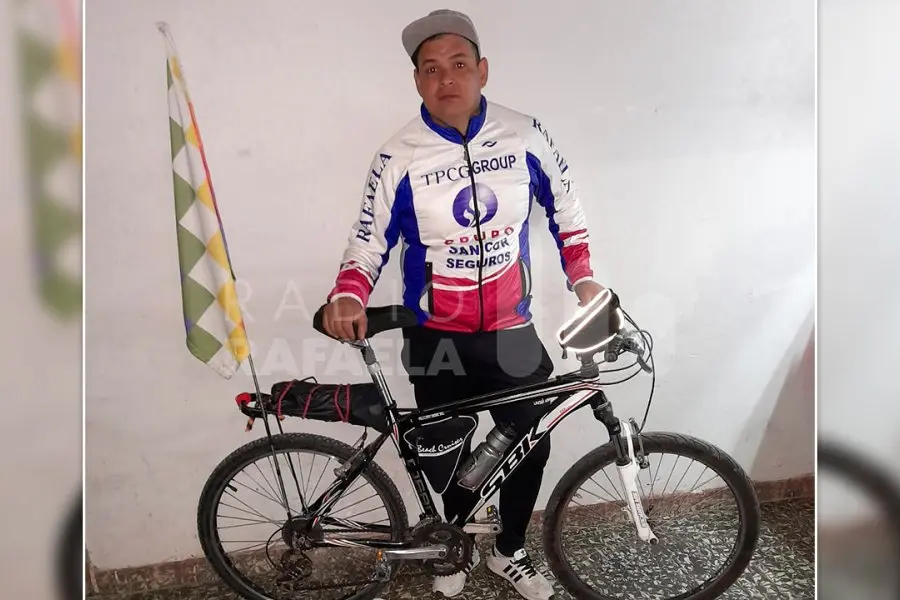 De Rafaela a Buenos Aires, en bicicleta, para entregarle una carta al presidente: conocé su historia