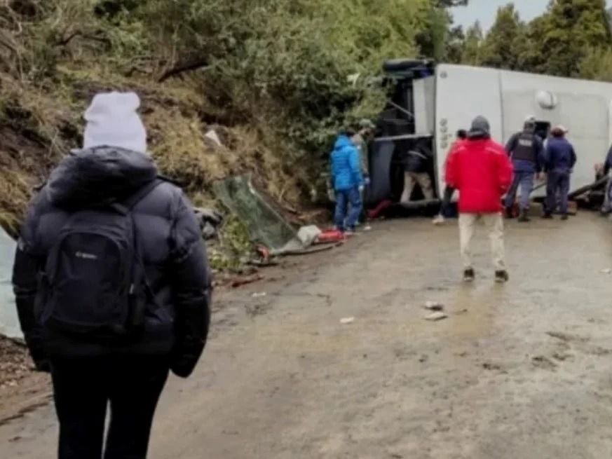 El tránsito en la ruta 65 sigue interrumpido mientras retiran el vehículo siniestrado.