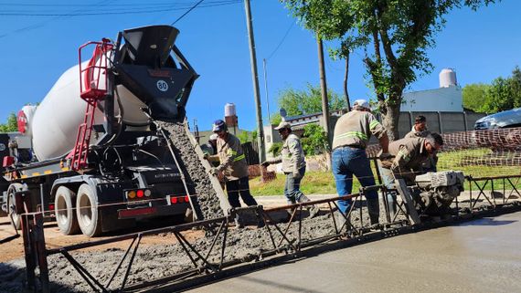 Continúan los trabajos de pavimentación en diferentes zonas de la ciudad y en Gardey