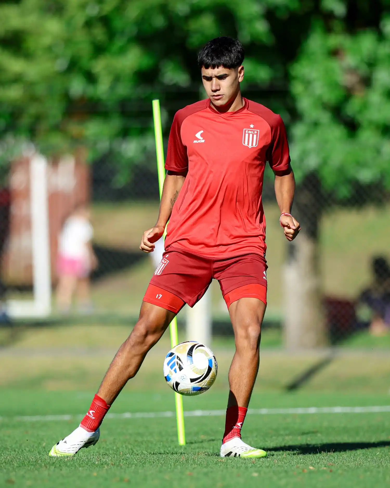 Estudiantes pone primera como bicampeón y Tobio Burgos asoma entre los titulares