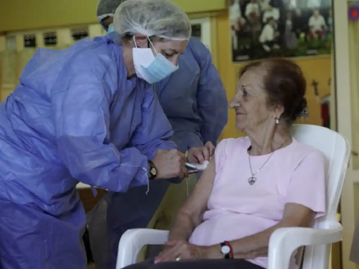 Comenzó la vacunación contra el coronavirus a residentes de geriátricos