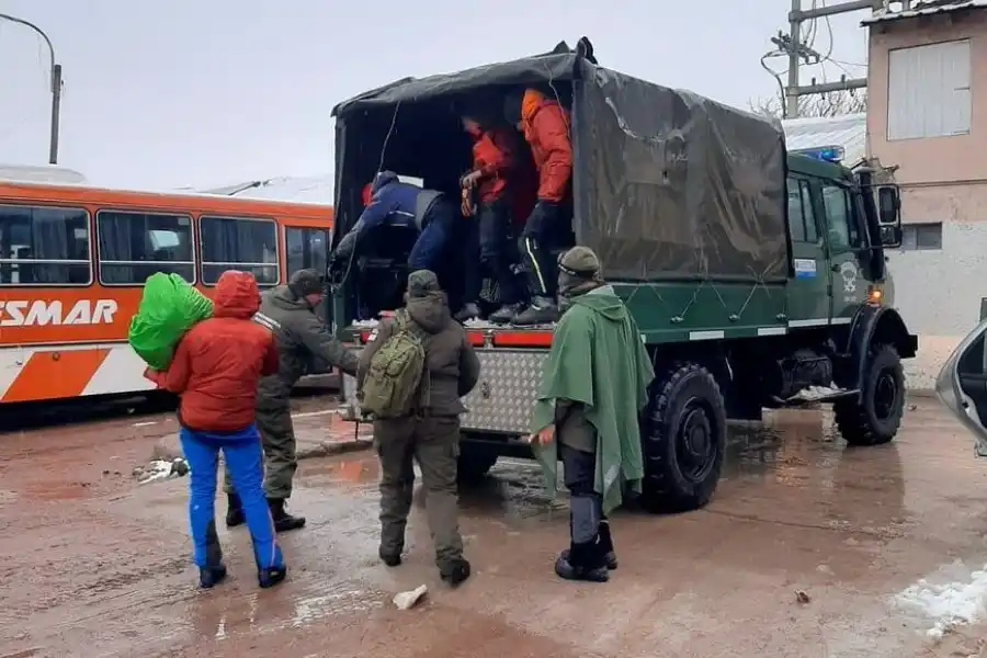 Para la ocasión se implementó un dispositivo de seguridad vial, con el traslado de las personas afectadas hasta la localidad de Uspallata. FOTO: Prensa GNA