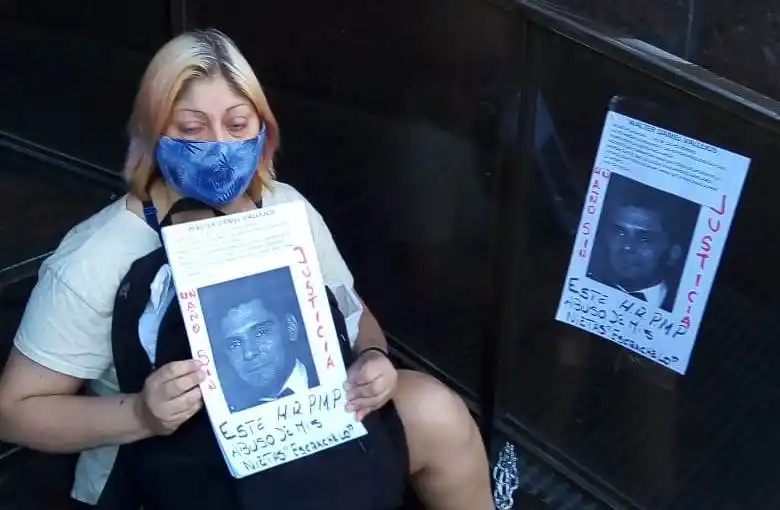 Se encadenó en los tribunales de San Martín para pedir por la detención de su ex, acusado de abusar de sus hijas