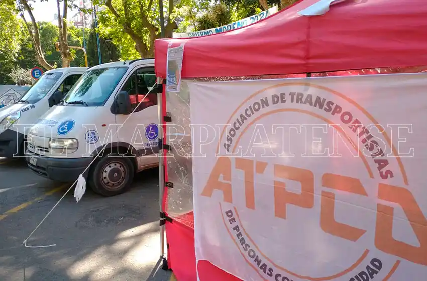 Transportistas de personas con discapacidad realizan un acampe frente a la Municipalidad