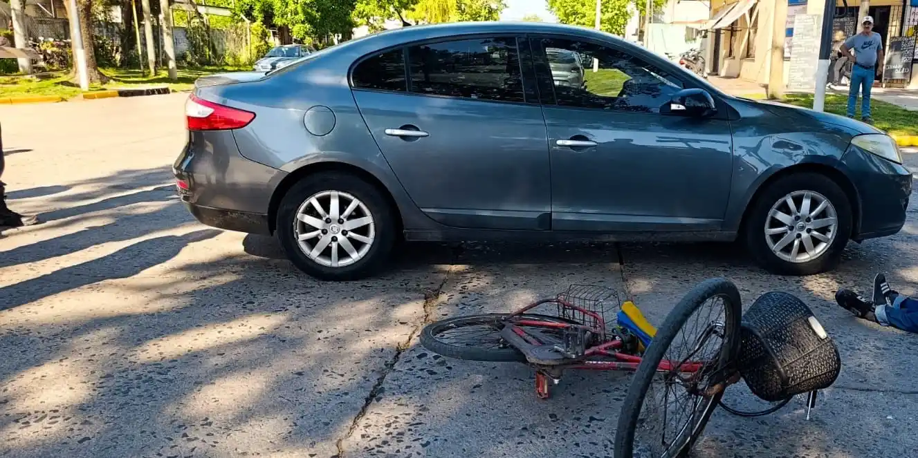 El ciclista terminó impactando en el parabrisas.