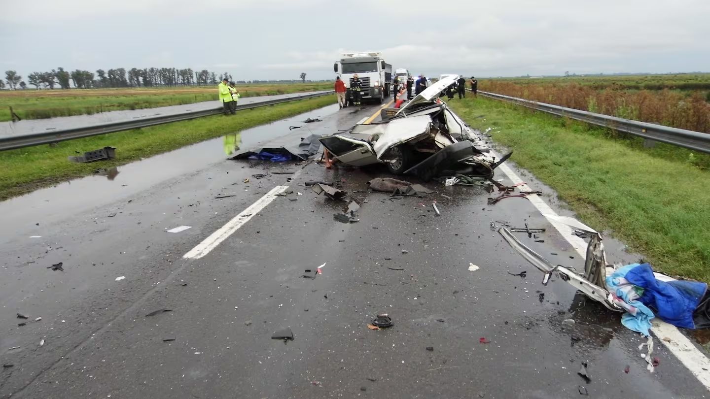 El Fiat Regata quedó destruido sobre la carpeta asfáltica