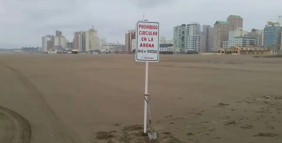 Colocan carteles en la arena