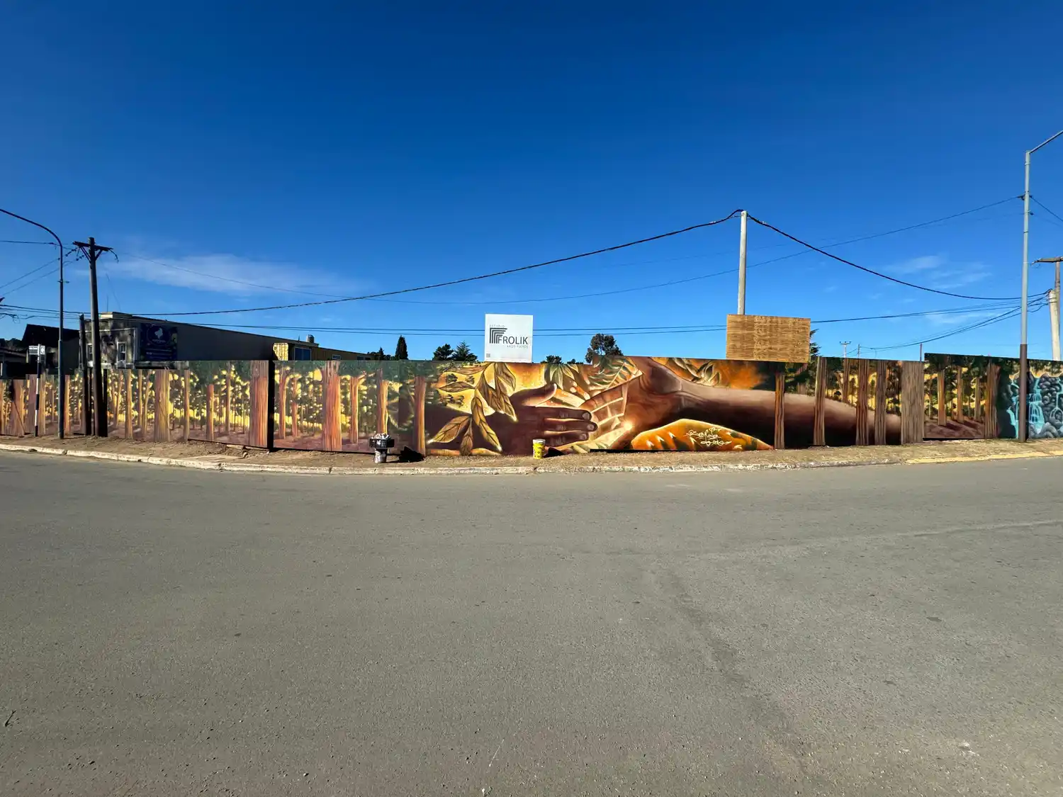 Paredes con historias en Tandil: "Bienvenidos a Tandil" de Seba Cener
