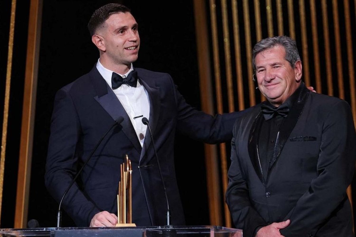 "Dibu" Martínez ganó el premio Yashin al mejor arquero del mundo