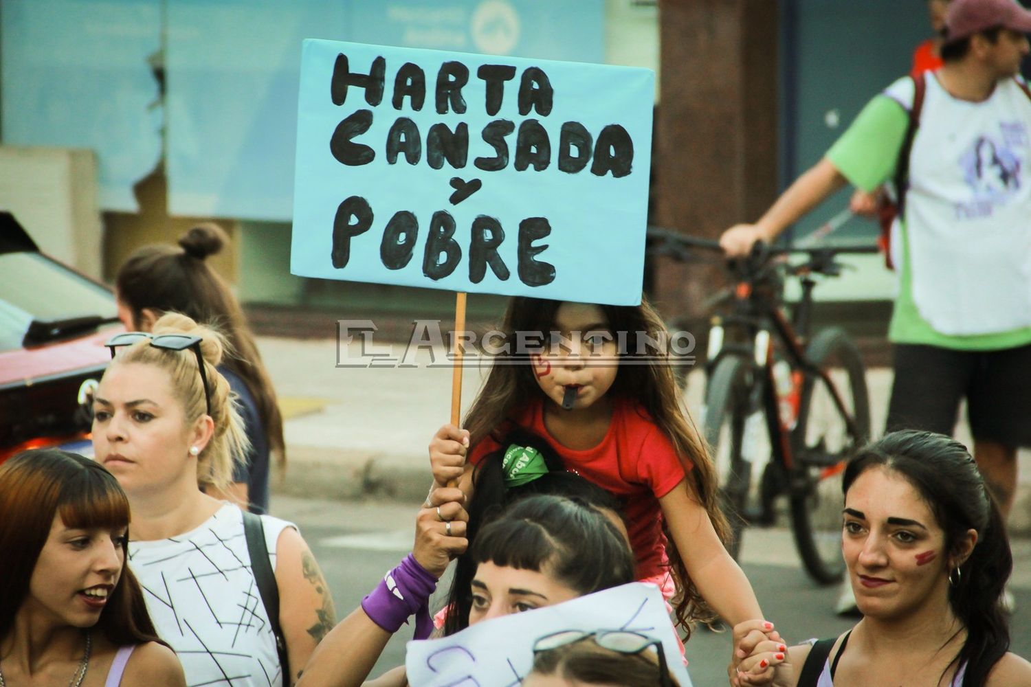 El hartazgo se manifestó mucho en los carteles que desfilaron por el centro de la ciudad, quizá como nunca antes.