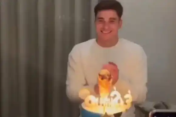 VIDEO | La torta de cumpleaños “mundialista” de Julián Álvarez en Manchester
