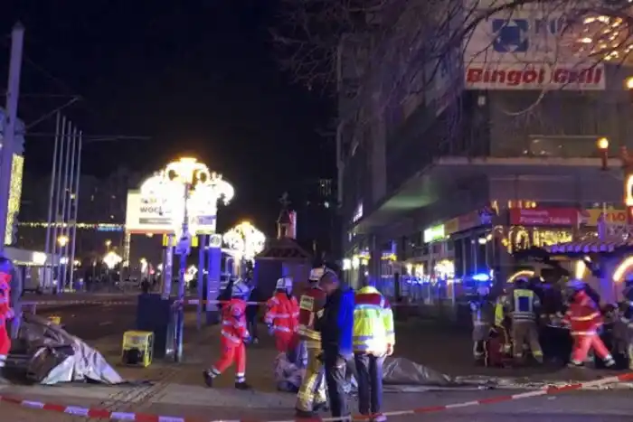 La policía local detuvo al conductor del vehículo