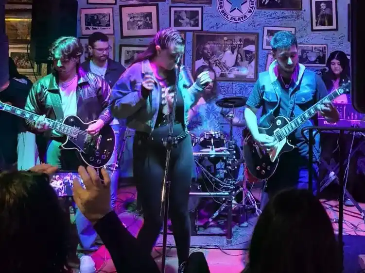 La banda local ejecuta clásicos del pop-rock de los 80's y 90's.