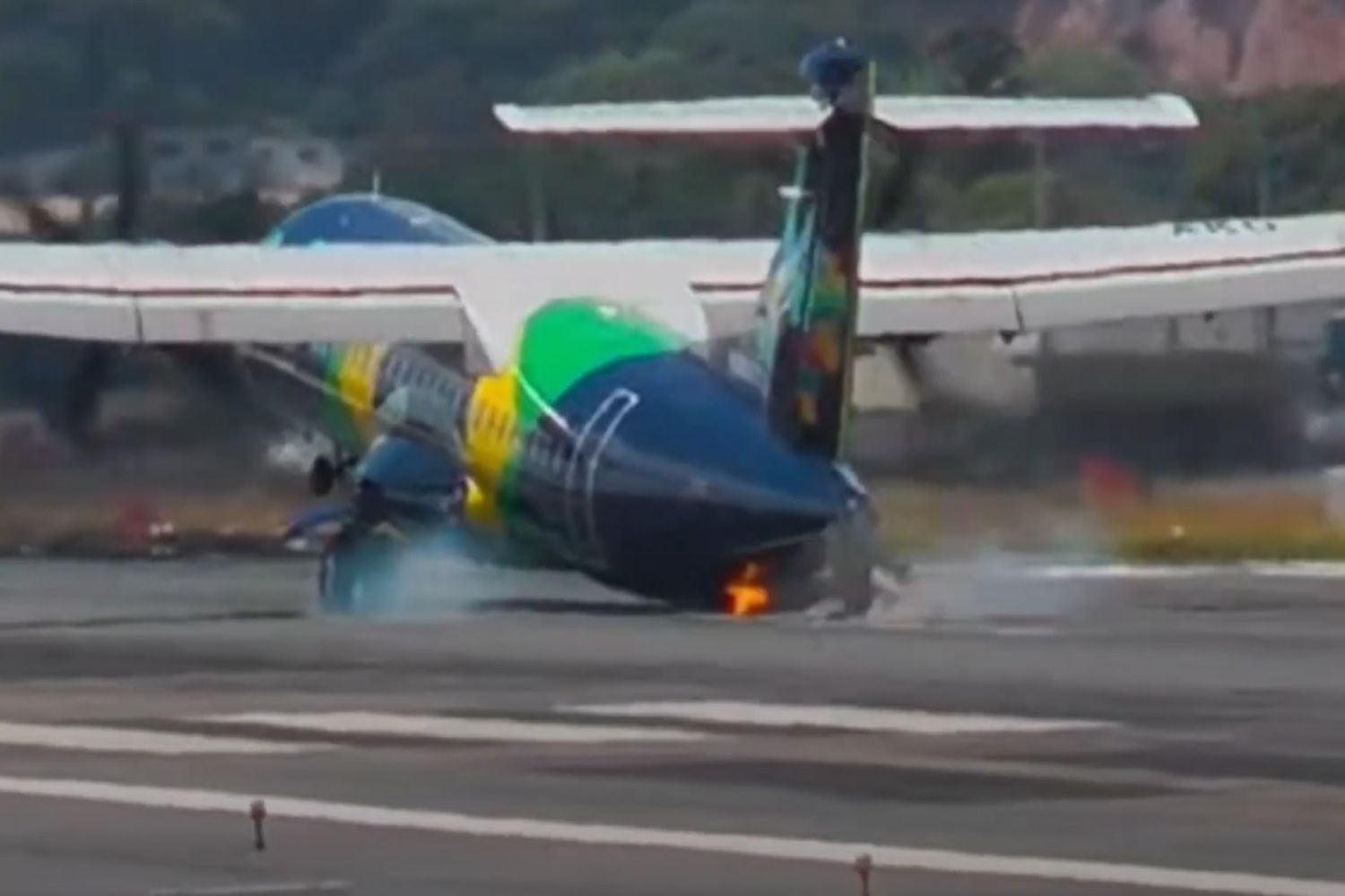 Así quedó el avión de Azul que sufrió un tail strike en Recife