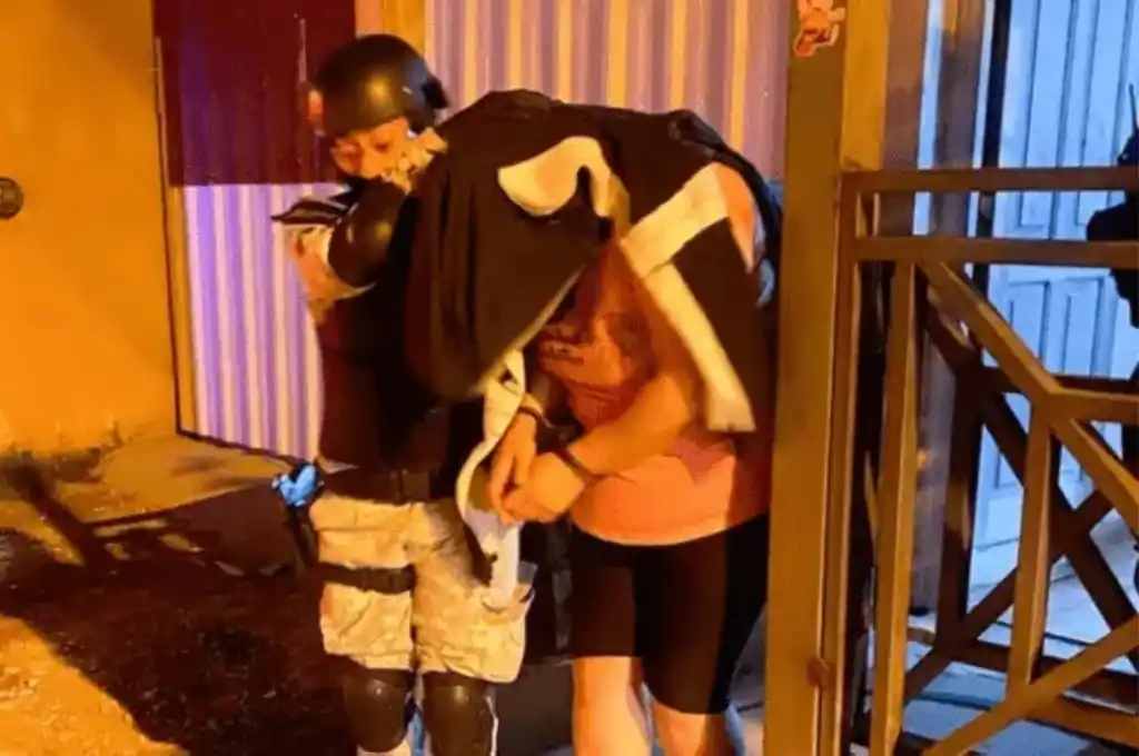 La mujer delincuente al ser detenida.