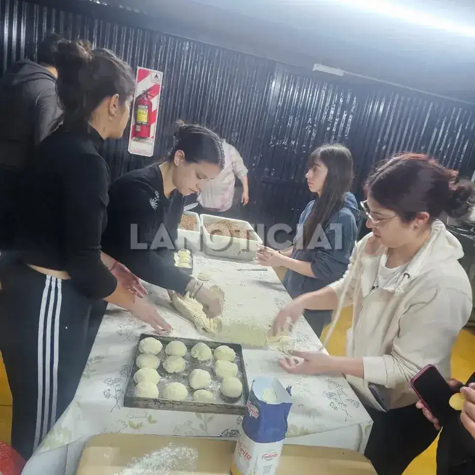 Es de Capitán Sarmiento y convirtió su salón de fiestas en una olla popular tras los despidos en Granja Tres Arroyos - 4
