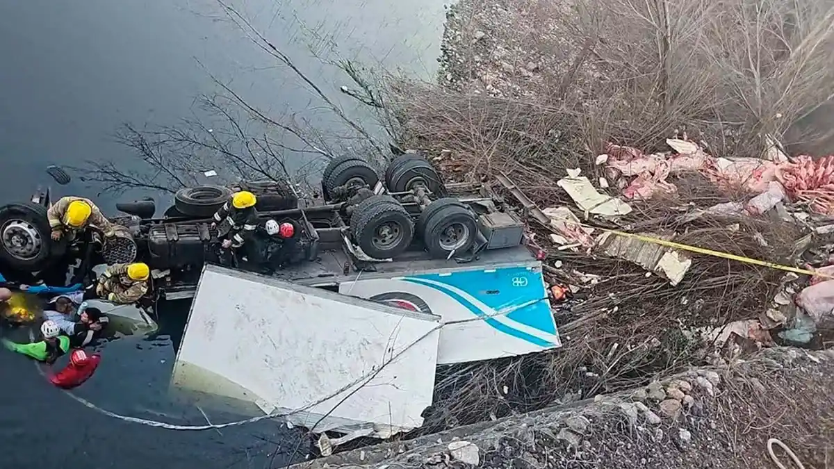 Tragedia en Córdoba: un camión cayó al río en Potrero de Garay y murió el conductor