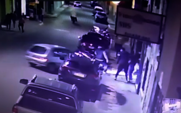 Auto incrustado en Lux: qué pasó seis minutos antes del choque y por qué acusan a los patovicas