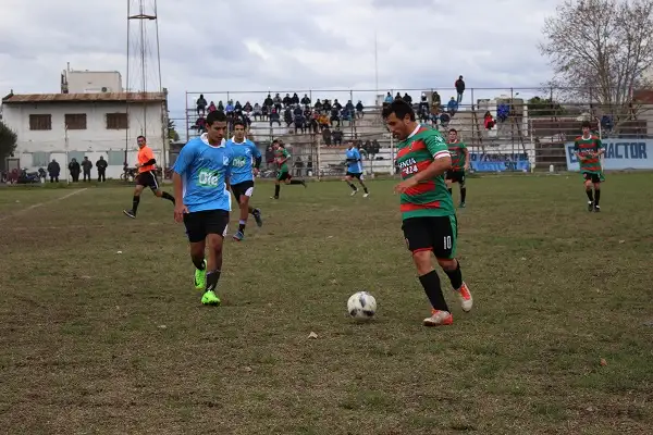 FÚTBOL DIVISIONAL B: Defensores derrotó a Juvenil y alcanzó la cima