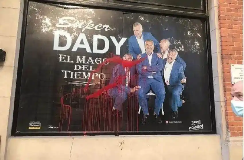 Dady Brieva estrenó su obra luego del escrache a la marquesina: «Me hicieron besar la lona»