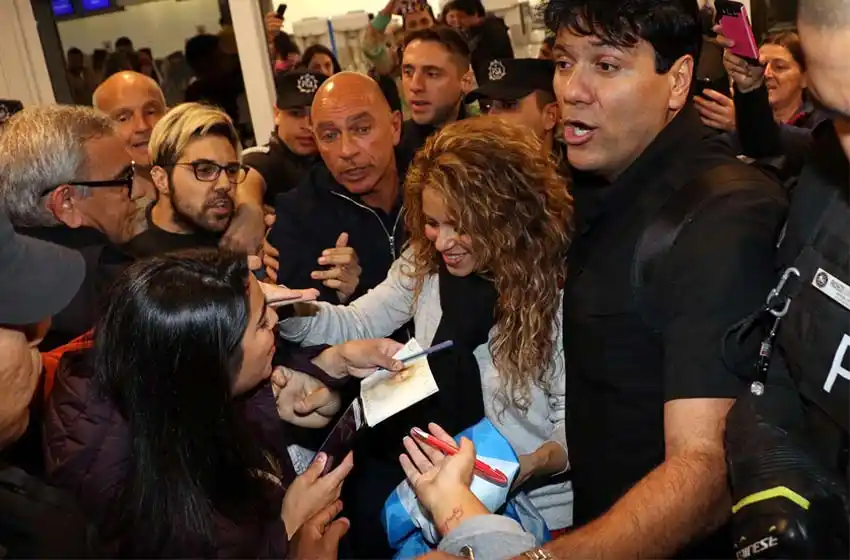 Furor por la llegada de Shakira a la Argentina: decenas de fans la recibieron en el aeropuerto