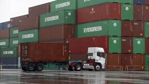 Acuerdan levantar a fin de año las trabas a las importaciones