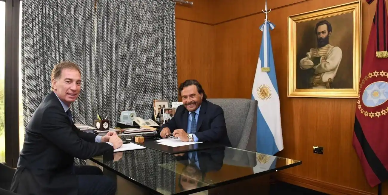 Diego Santilli y Gustavo Sáenz durante el encuentro en la sede de la Gobernación de Salta.