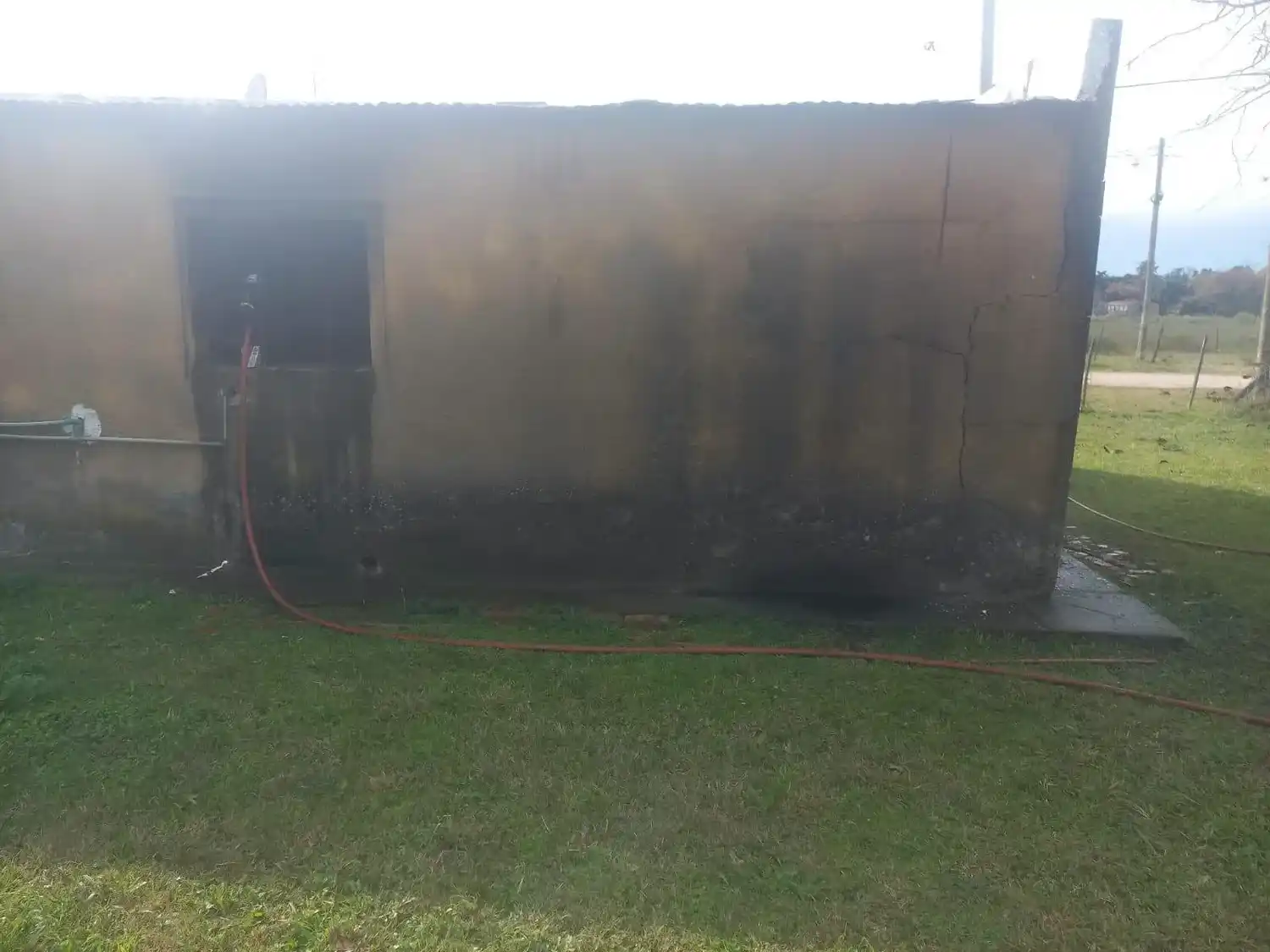 La vivienda quedó inhabitable. PH: FM 97.5, la radio de Gobernador Castro.