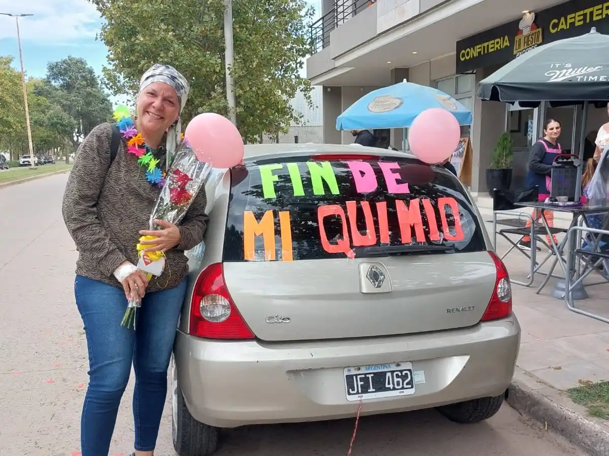 Felicitan a Patricia por finalizar la quimioterapia