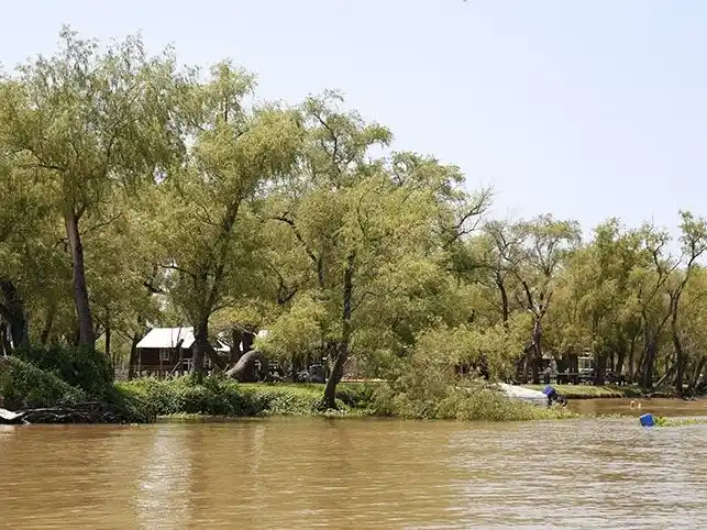 La Justicia de Rosario envió un pedido expreso a la Prefectura Naval Argentina para impedir que un deudor alimentario pueda amarrar o pisar (y menos permanecer) en los balnearios que están frente a la ciudad de Rosario.