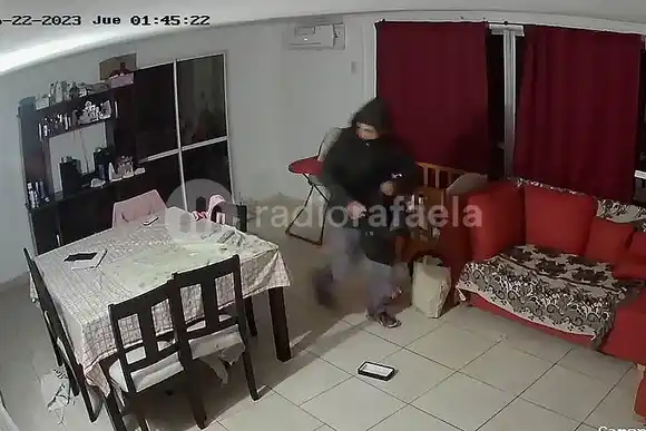 VIDEO | Se metió a una casa de barrio Italia y a puntitas de pie, mientras la familia dormía, robó una computadora