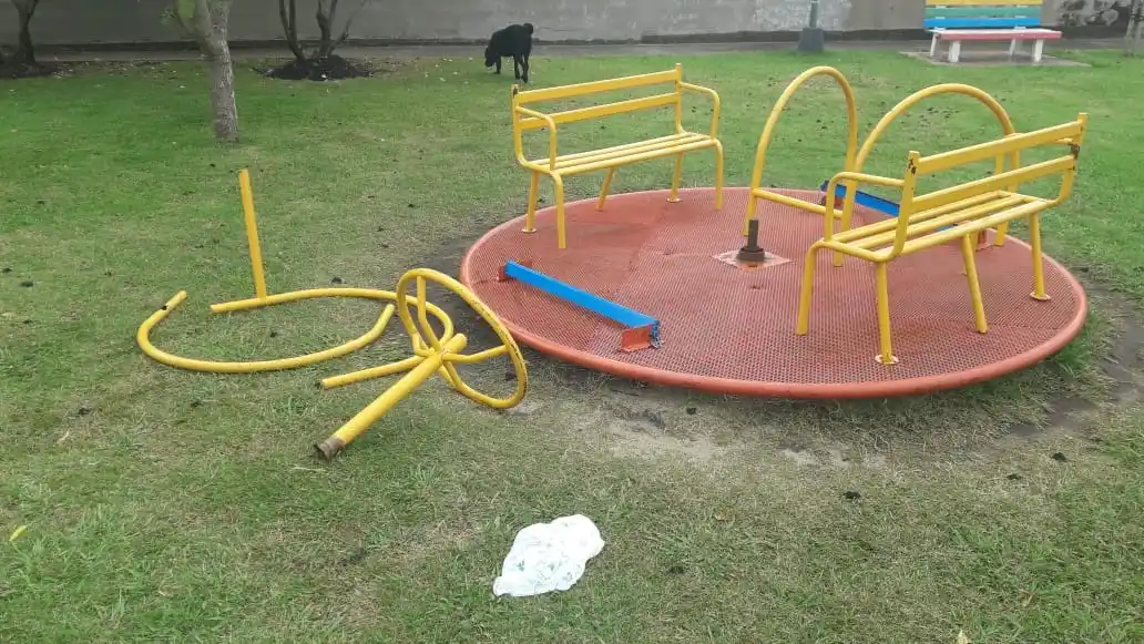 Denunciaron daños en un juego inclusivo de la plaza "Los Gurises"