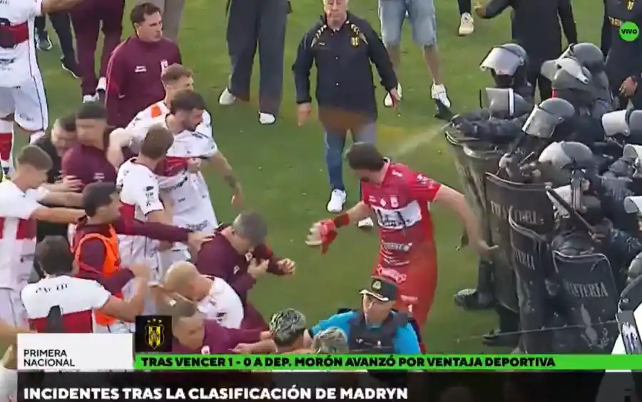 Los incidentes tras la protesta de los jugadores del "Gallo" contra el árbitraje