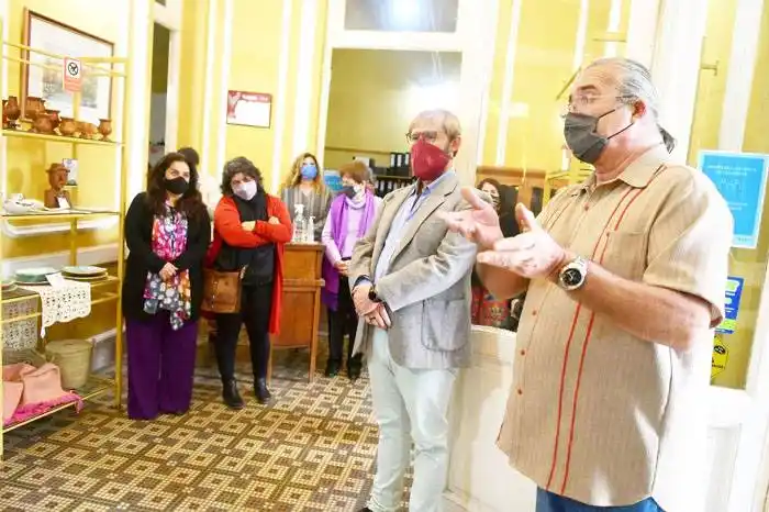 Homenaje a Carlos Asiaín y colocación de código QR en el Museo y Mercado Provincial de Artesanías