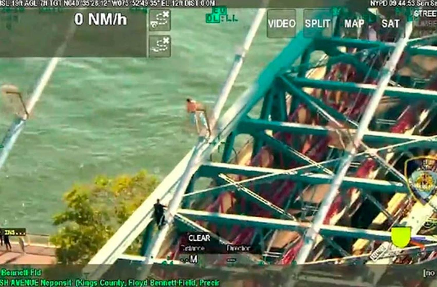 Video: un policía escaló un puente para salvarle la vida a una persona que se quería suicidar