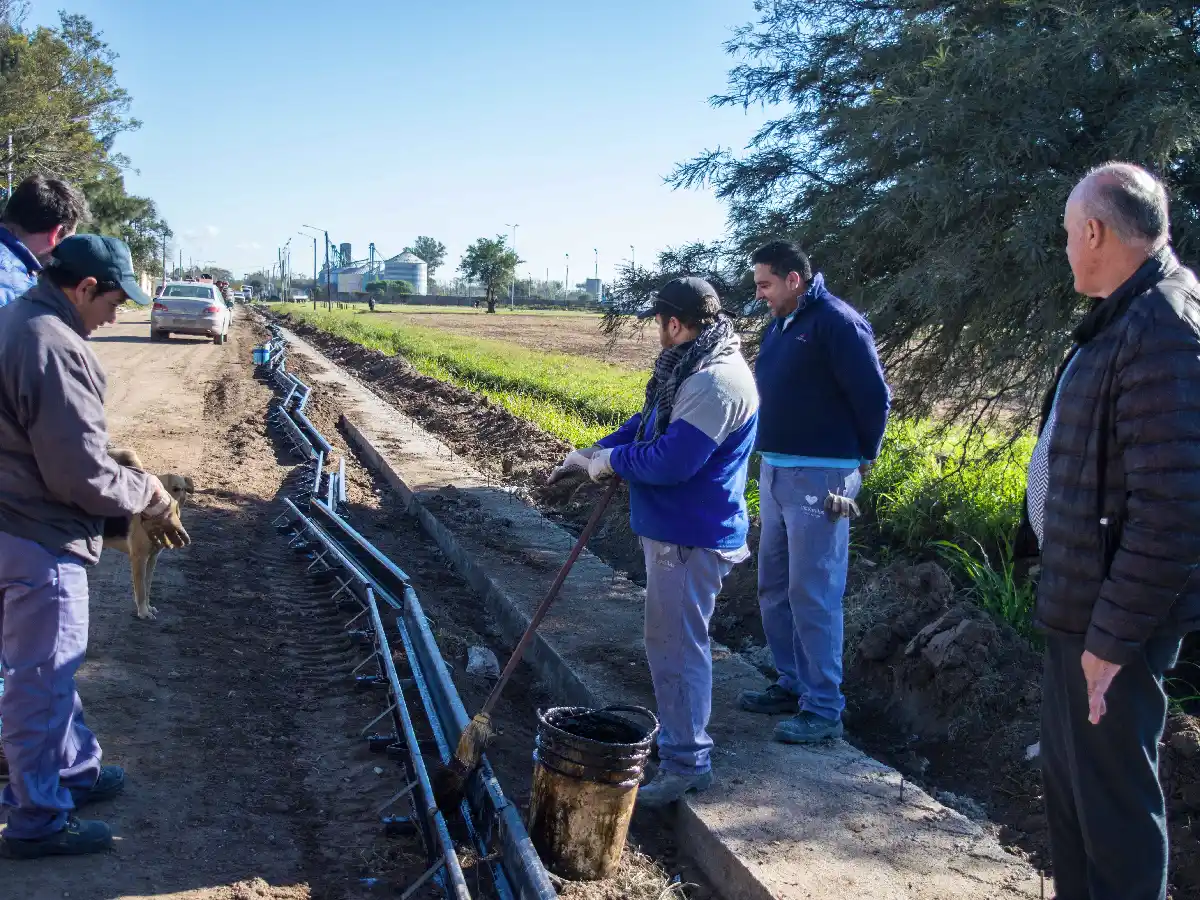 Continúan las obras de cordón cuneta en Las Varillas