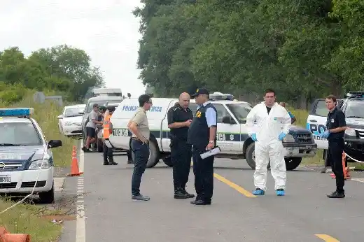 Investigan si una camioneta incendiada era de los prófugos