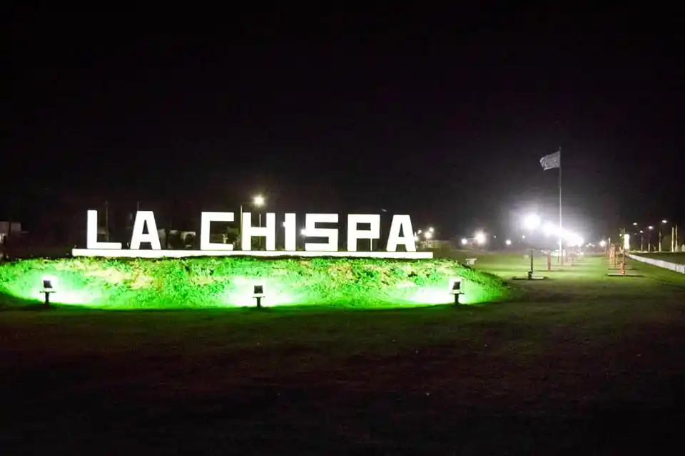 La Chispa: un hombre borracho quiso incendiar un auto y terminó en la Comisaría