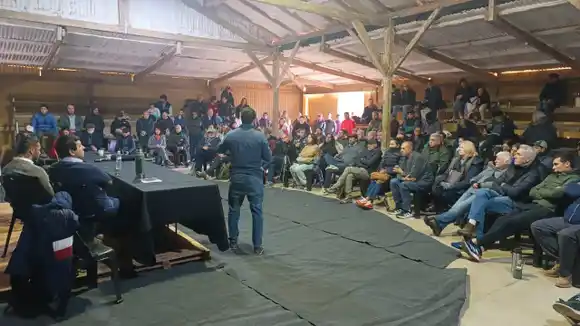 INTA Chascomús presente en la EXPO MIEL AZUL 2025: El veterinario Joaquín Moja disertó sobre nutrición apícola