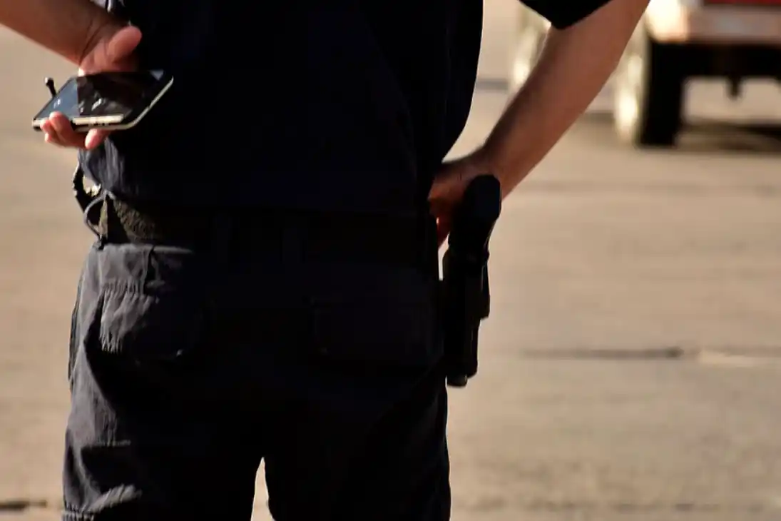 Un policía detenido y otro que presta servicios en Chascomús prófugo por un robo en el que simularon un allanamiento