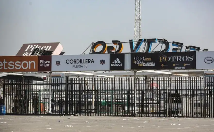 Colapsó parte del techo de una tribuna en un estadio: hubo varios heridos