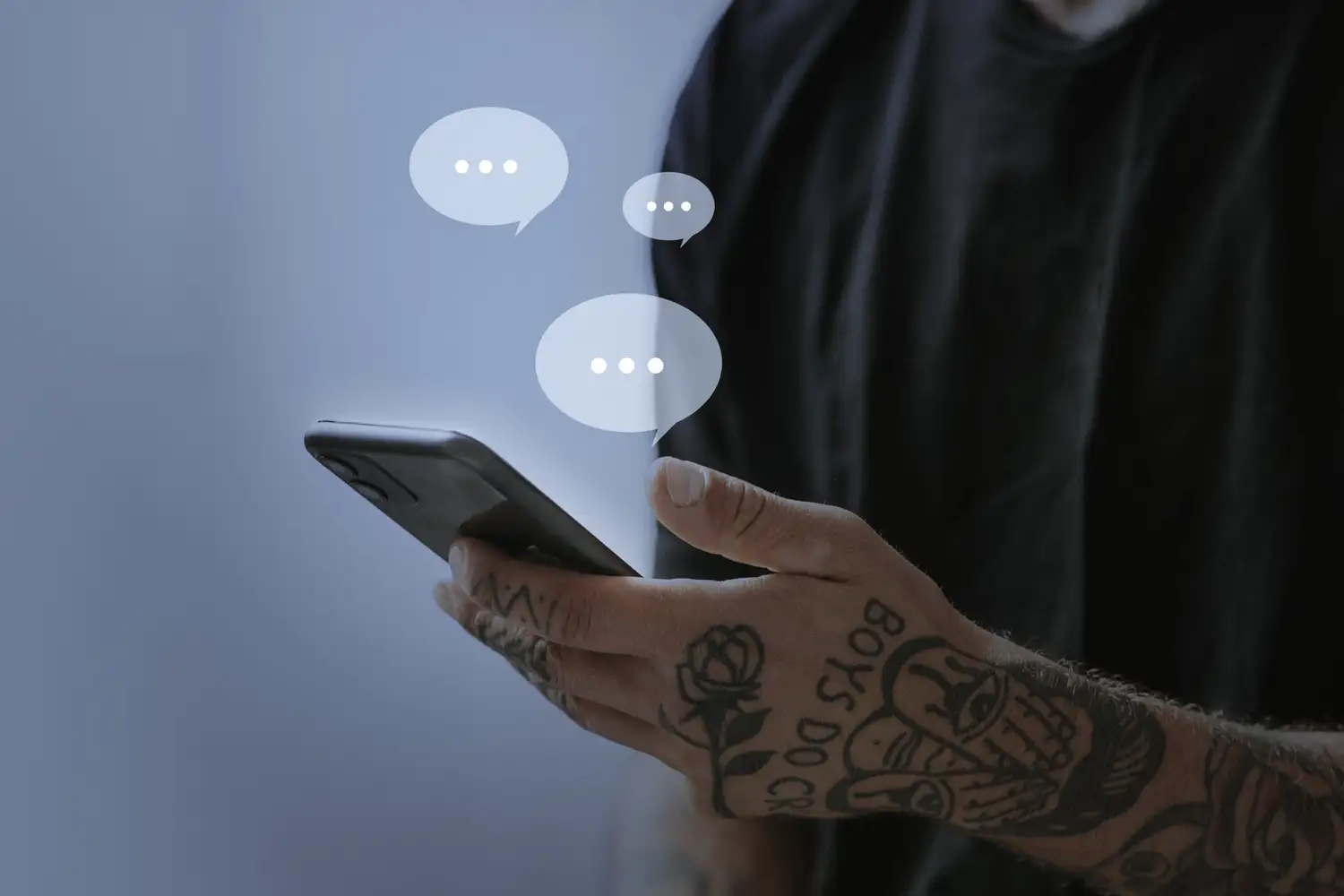 Un chatbot conversacional es un programa de software diseñado para interactuar con las personas mediante lenguaje natural, ya sea escrito o hablado.