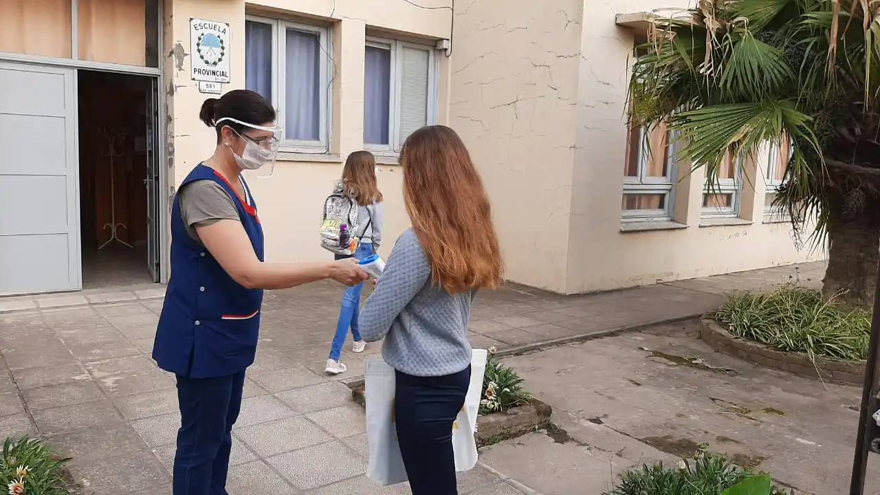 Estudian ampliar a más escuelas el vínculo presencial de los alumnos