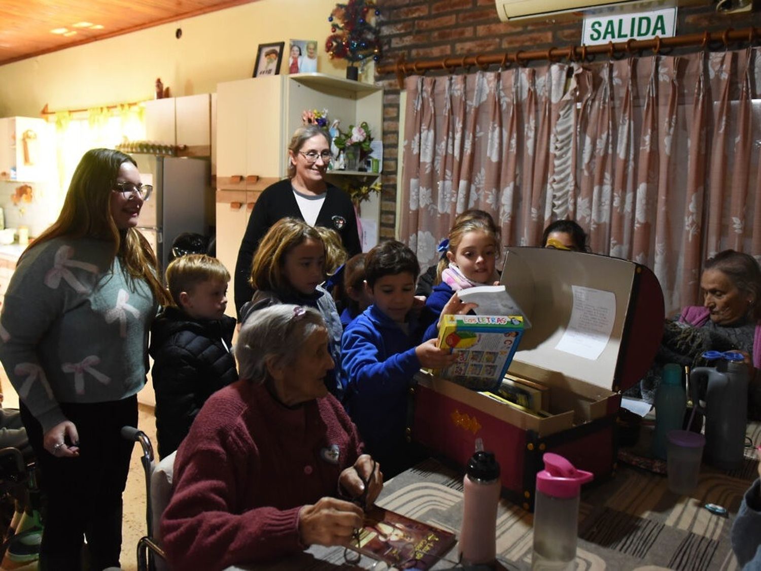 Un puente de generaciones: niños y adultos mayores compartieron una emotiva jornada en Crespo